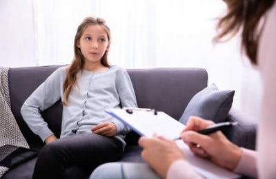 患有腦癱的年輕女孩解決心理健康問題 患有腦癱的年輕女孩解決心理健康問題